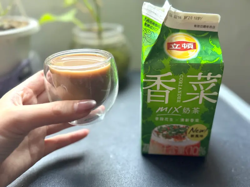 ▲全家便利商店2月4日獨家開賣「立頓香菜花生奶茶」，《NOWNEWS》記者開箱試喝真實口感出爐。（圖／記者鍾怡婷攝）