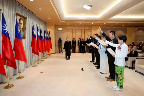 ▲民眾黨中配立委李貞秀上身白衣、下身綠褲，並配上一雙單價近4萬台幣的愛馬仕名牌鞋。（圖／記者嚴俊強攝）