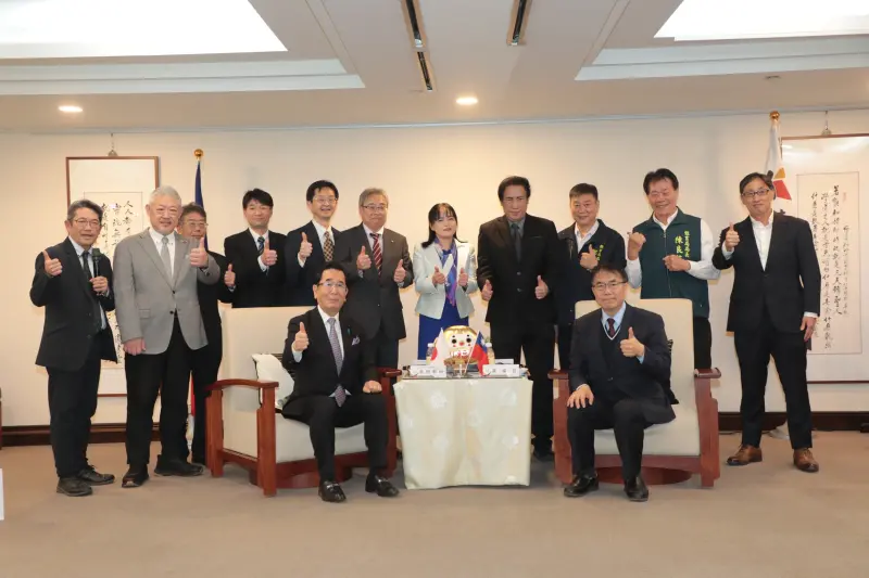 ▲ 台南市與友誼市日本山口縣日台友好促進山口縣議會議員聯盟島田教明會長，率該縣政府幹部拜會台南市政府，市長黃偉哲率新聞及國際關係處長蘇恩恩、教育局長鄭新輝、體育局長陳良乾一同出席迎接訪團。（圖／南市府提供）