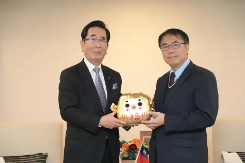 ▲ 島田教明會長(左)贈送金色河豚達摩給市長黃偉哲。（圖／南市府提供）