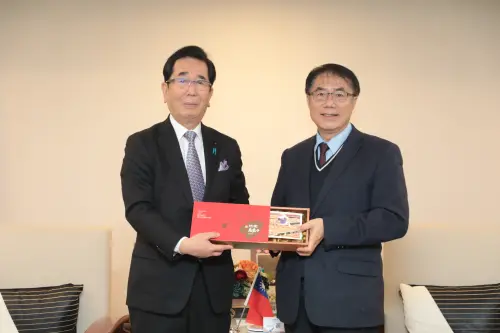 ▲ 市長黃偉哲贈送臺南烏魚子給島田教明會長(左）。（圖／南市府提供）