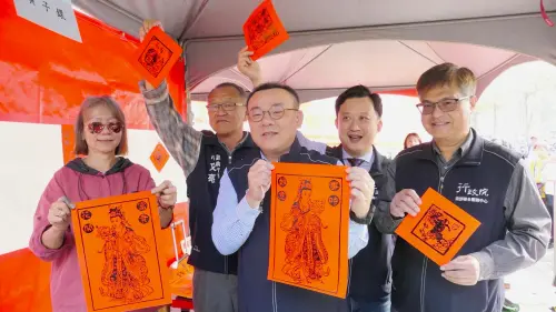 迎馬年　南服中心名家揮毫贈春聯　拓印宮娥門神祈福
