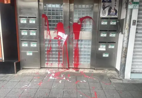 ▲香港抗爭者「赴湯」湯偉雄在台北士林的泰拳館1樓大門遭潑漆。（圖／翻攝畫面）