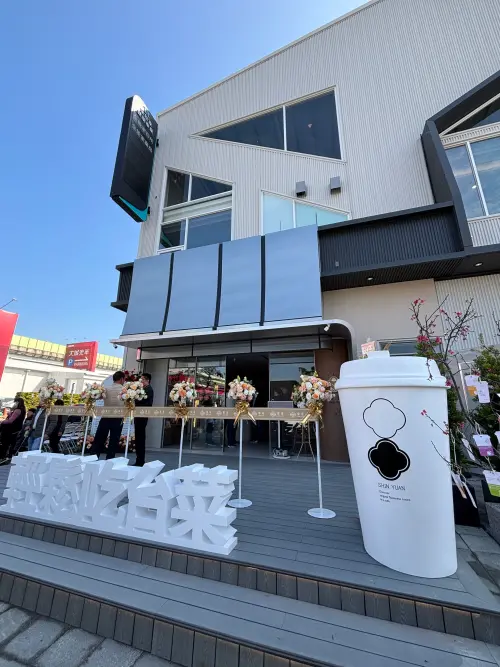 ▲松竹店在空間規劃上，以現代曲線與溫潤木質調性，打造兼具隱私與開放感的都會用餐環境，設計有單人友善座位是一大亮點。（圖／業者提供）