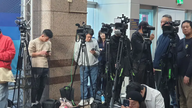 ▲國民黨文傳會副主委尹乃菁（左3）正式上任，先隱身在攝影機後，見習文傳會主委吳宗憲記者會。（圖／何哲欣攝，2026.02.04）