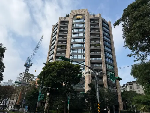 ▲指標豪宅「文華苑」全社區僅 28 戶，台灣新首富陳泰銘就憑現金豪砸近 50 億連掃 9 戶，2026 年現值估已突破 80 億元大關。（圖／記者張家瑋攝）