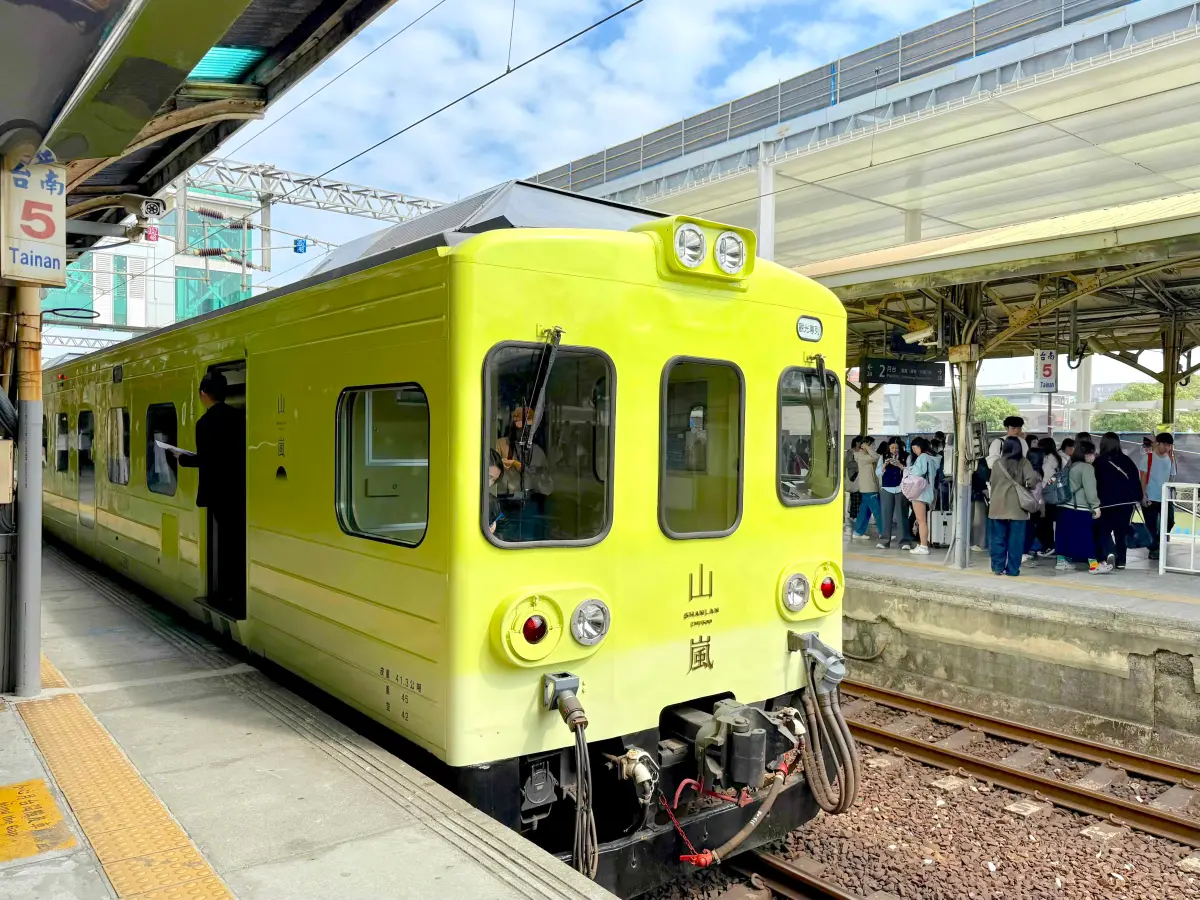 ▲台鐵「山嵐號」旬味觀光列車，2026年西部新路線「台南至彰化」，台南晶英酒店端出太子宴與阿舍餐，開箱紅蟳米糕、蒲燒鰻魚、爆紅排隊甜點金桃家草莓大福，路線、菜單價格、雄獅旅遊官網訂票一覽。（圖／記者蕭涵云攝）