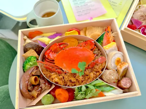 ▲回程菜單開吃「阿舍餐」紅蟳米糕搭配紅燒豬腳、鳳腿照月等手路菜。（圖／記者蕭涵云攝）