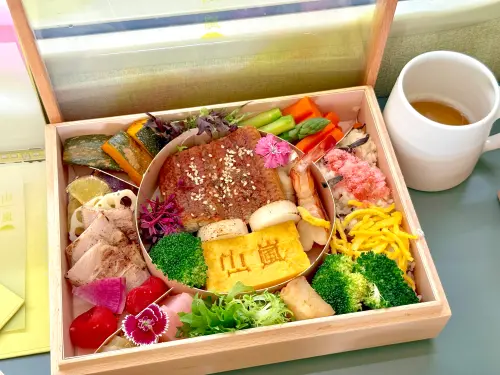 ▲去程菜單「太子宴」開吃日式五目飯，搭配蒲燒鰻、無毒蝦艷煮、台灣味噌豬五花。（圖／記者蕭涵云攝）