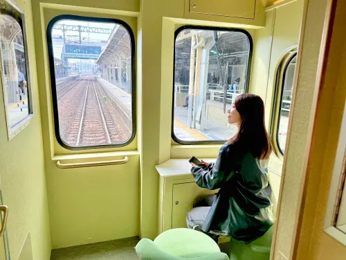 ▲車長室旁的專屬座位，最適合拍美照打卡。（圖／記者蕭涵云攝）