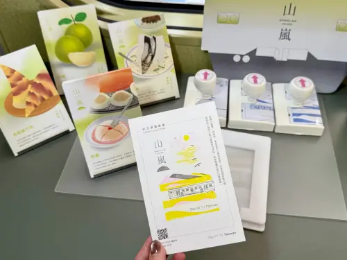 ▲「山嵐號」明信片也進化，動手體驗三色疊印，有4款在地美食代表圖案可選。（圖／記者蕭涵云攝）
