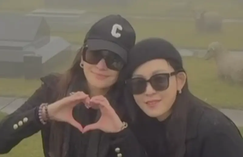 ▲吳佩慈（左）和范瑋琪（右）走到大S的墓碑前閒聊，只見吳佩慈冷到發抖，認為這下雨天一定是大S製造的，她因此開玩笑對大S說：「希望妳不要太生氣」。（圖／范瑋琪IG@fanfan）