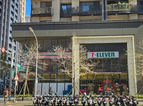 ▲新竹7-11「富首門市」開出11-12月發票1000萬大獎。（圖/Google評價）