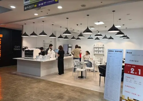 ▲高雄市苓雅區位於大遠百12樓的「AROSA COFFEE」開出11-12月發票1000萬大獎。（圖/Google 評價）