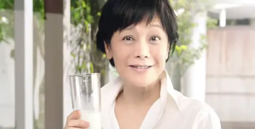 婆媽最愛崙背鮮乳！張艾嘉「家裡真養了1頭牛」26年前廣告難超越
