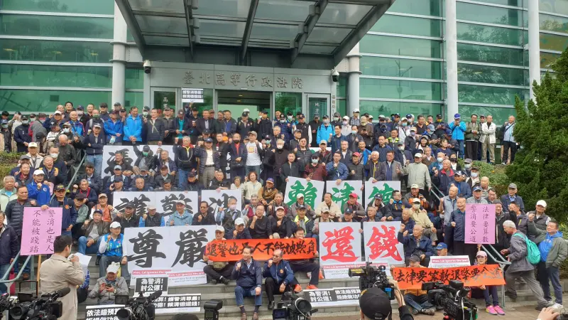 ▲民眾黨率3三百多名退休警消，在台北高等行政法院前抗議，要求總統賴清德還錢。（圖／何哲欣攝，2026.02.05）