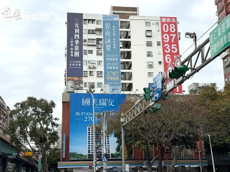 ▲2025 年北台灣十大建商競爭激烈，元利建設蟬聯亞軍，其位於文山區的百億指標案「元利四季莊園」二部曲廣告在街頭相當吸睛 。（圖／住展雜誌提供）