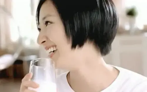 ▲桂綸鎂對著鏡頭說出「濃～醇～香」，是陪著許多觀眾一起長大的回憶。（圖／翻攝自YouTube）