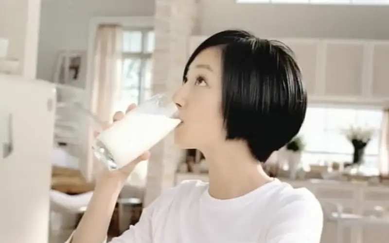 ▲全聯必喝5大牛奶品牌出爐，曾是話題霸主的林鳳營因食安爭議未列入榜單，許多網友也因此想起桂綸鎂當年代言期間，面對風波親自出面，嗆廠商「要有良心」。（圖／翻攝自YouTube）