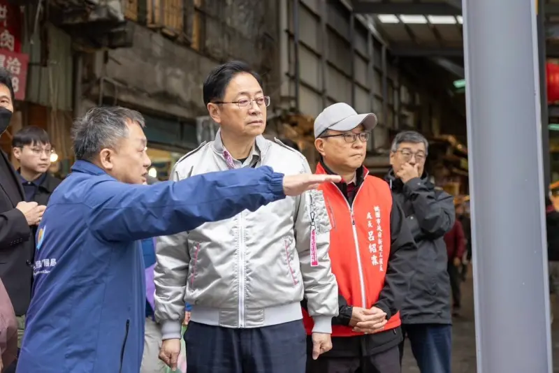▲南門市場趕在農曆年前復業，桃園市長張善政也前往現場勘查。（圖／翻攝自詹江村臉書）