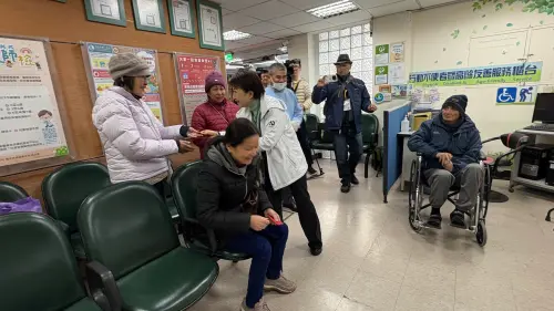 ▲盧秀燕到梨山衛生所發送小紅包。（圖／記者顏幸如攝，2026.02.05）