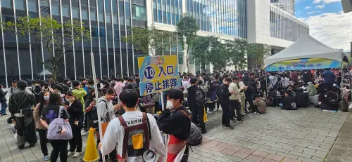 ▲《NOWNEWS》記者今早9點到場直擊，多個入口排隊人潮已經排到南港展覽館外。（圖／記者吳翊緁攝）