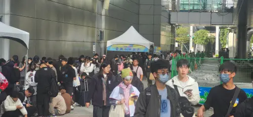 ▲《NOWNEWS》記者今早9點到場直擊，多個入口排隊人潮已經排到南港展覽館外。（圖／記者吳翊緁攝）