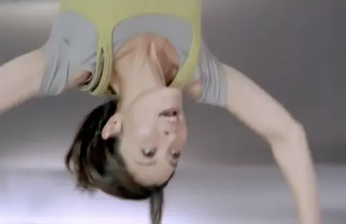 ▲楊紫瓊的高鈣奶粉廣告，仍強調她拍動作戲的靈活身手，突顯女性補充鈣質、對骨骼和身體健康的重要性。（圖／摘自 counterheart YT）