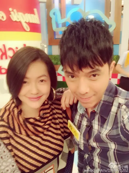 ▲小炳（右）在大S過世後，用大S曾經勸過他的話，要小S（左）也別節哀，可以用力哭出來。（圖／微博＠小炳）