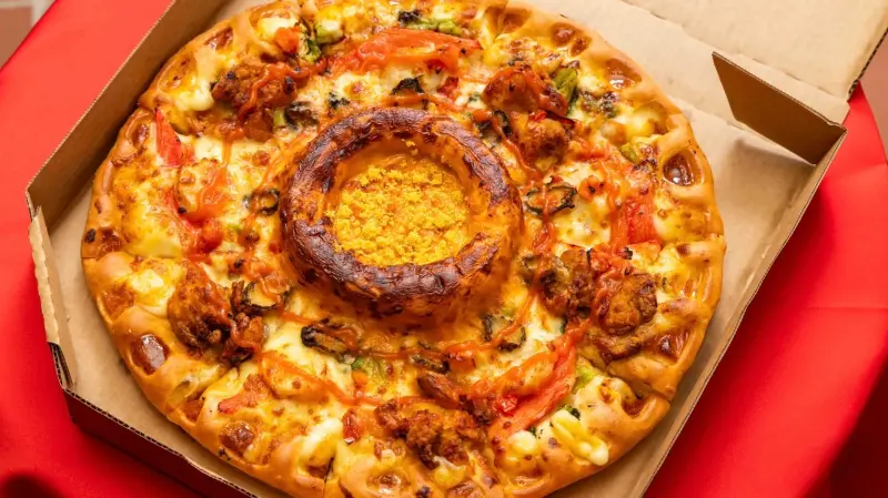▲過年3大披薩優惠比買一送一便宜！必勝客優惠代碼「94199」大披薩199元，情人節愛心披薩299元；拿坡里披薩買大送大、蛋塔6入199元；達美樂挑戰馬年吉祥話抽獎免費大披薩。（圖／必勝客pizzahut.com.tw）