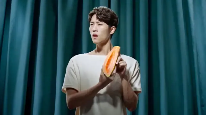 ▲不少牛奶廣告是台灣人民的共同記憶，有網友赫然發現統一木瓜牛乳「好喝～」廣告男主角並非吳慷仁，而是范姜彥豐，集體認錯臉成為話題。（圖／翻攝自YouTube）