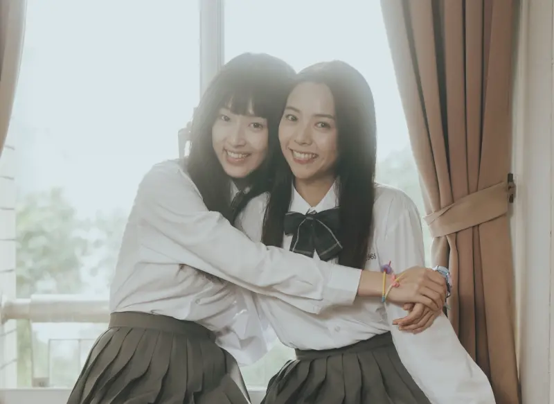 ▲何曼希（左）因演出《陽光女子合唱團》暴紅，新片《無法計算的青春》中扮制服美少女，和《菱格世代DD52》出身的曾蘊帆（右）合作，而一場甩邱以太巴掌的戲，她更是來真的。（圖／柒拾陸號原子 提供）