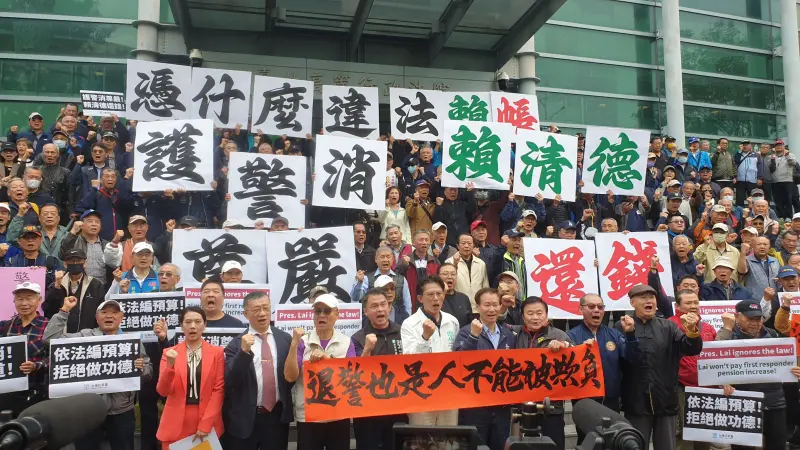 ▲民眾黨主席黃國昌今與退休警消到台北高等行政法院前抗議，對於民進黨新北市長參選人蘇巧慧頻釋政見，黃國昌反問，錢從哪來？（圖／何哲欣攝，2026.02.06）