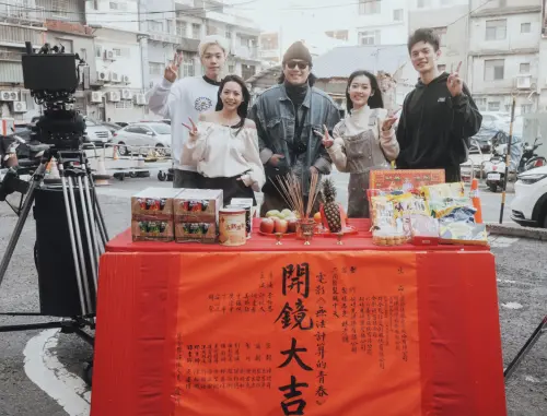 ▲《無法計算的青春》導演李伯恩（中）喜歡跟演員們做朋友，還陪他們上表演課。（圖／柒拾陸號原子 提供）