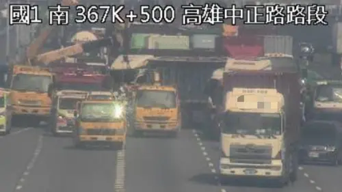 快訊／國1高雄段車禍！拖板車、砂石車、貨櫃車撞成團　1人受困
