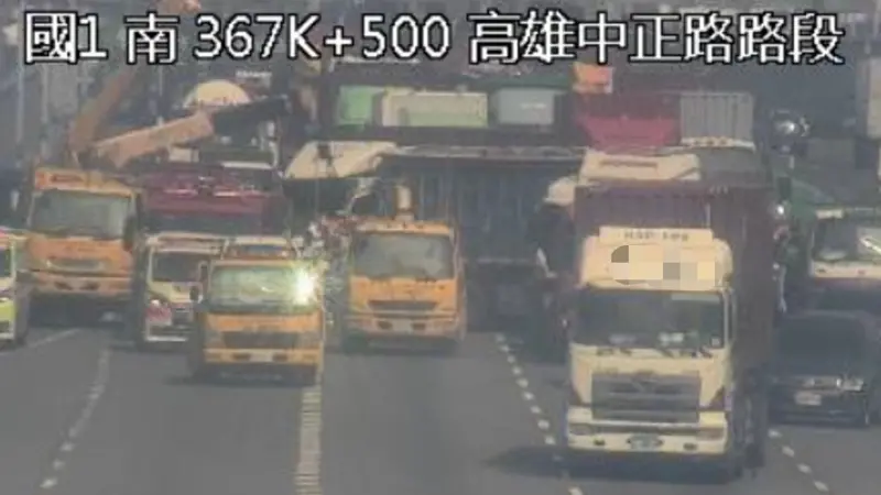 ▲國道1號南下高雄路段，發生3大型車追撞事故。（圖／翻攝高速公路局）