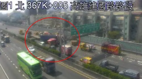 ▲國道1號南下高雄路段，發生3大型車追撞事故。（圖／翻攝高速公路局）