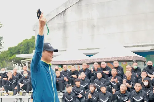 ▲步訓部鋼鐵耐力賽由少將指揮官朱庸邦鳴槍起跑。（圖／記者莊全成翻攝）