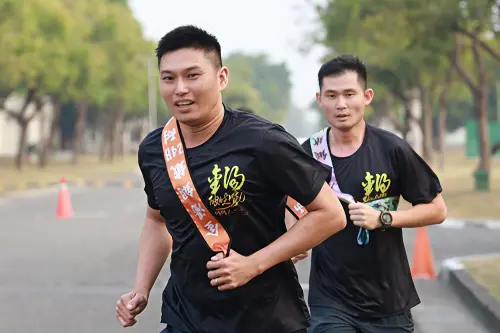 ▲烈日下揮汗前行，官兵穩定節奏完成一圈又一圈，展現驚人體能與意志力。（圖／記者莊全成翻攝）