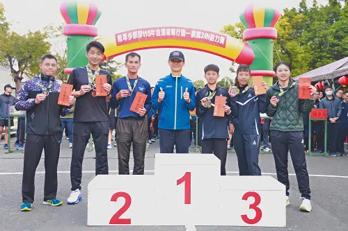 ▲耐力賽獲獎名單，女子組：中士吳欣恬、中士陳靖晅、中尉莊嘉柔。男子組：上士康昭賢、雇員陳琪明、士官長林建宏。（圖／記者莊全成翻攝）