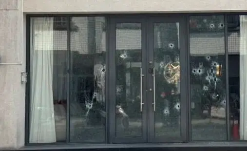 ▲台中太平茶行今早遭開20多槍　開槍少年自行投案（圖/記者鄧力軍翻攝）