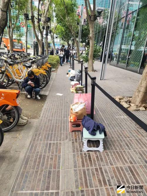 ▲ENHYPEN粉絲昨晚開始在Prada店外卡位，椅子、梯子、各應援物占滿人行道。（圖／讀者提供）