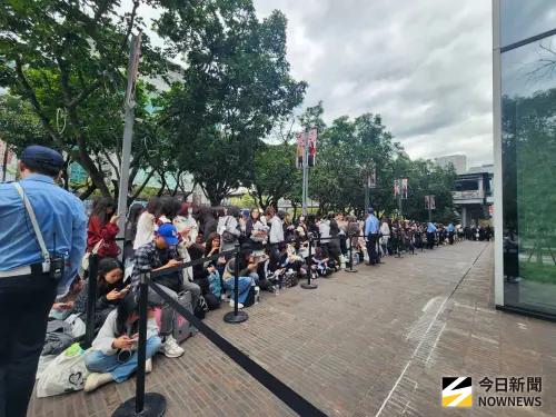 ▲粉絲聚集微風南山Prada店外，全都是為了要看ENHYPEN，目前人潮已看不到盡頭。（圖／讀者提供）