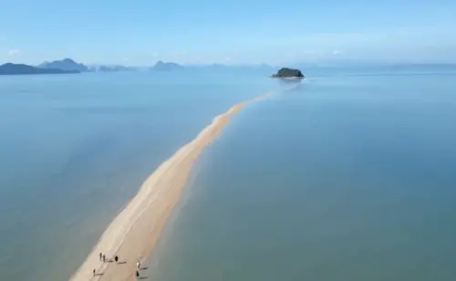 影／海水退潮奇景！泰國「龍脊沙洲」浮現　遊客步行橫越兩座小島
