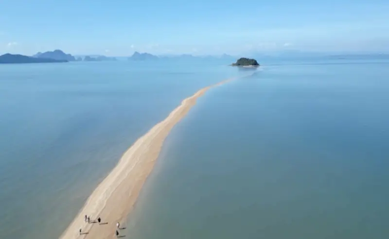 ▲泰國攀牙府近日出現罕見自然奇景，一條宛如「海上步道」的長形沙洲於退潮時浮現。（圖／翻攝自影片）