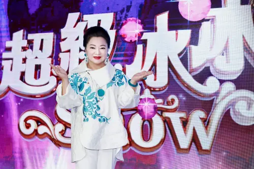 ▲白冰冰（如圖）出席《超級冰冰Show》尾牙，大手筆送上百萬元的紅包。（圖／民視提供）