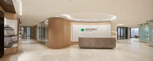 ▲國泰世華香港分行新址坐落於香港銅鑼灣核心商業區，坪數較舊址增加逾一倍，以自然木質與綠色，打造溫潤與現代感的辦公環境，並同步啟動人才擴編計畫，預計今年香港分行員工規模將成長約一成，協助業務拓展。（圖／國泰世華銀行提供）