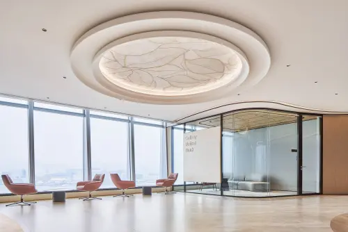 ▲國泰世華香港分行新行舍規劃實用的彈性多元空間，包含員工共享交流空間、包廂式個人辦公電話亭等，營造高效率且友善的工作環境。（圖／國泰世華銀行提供）