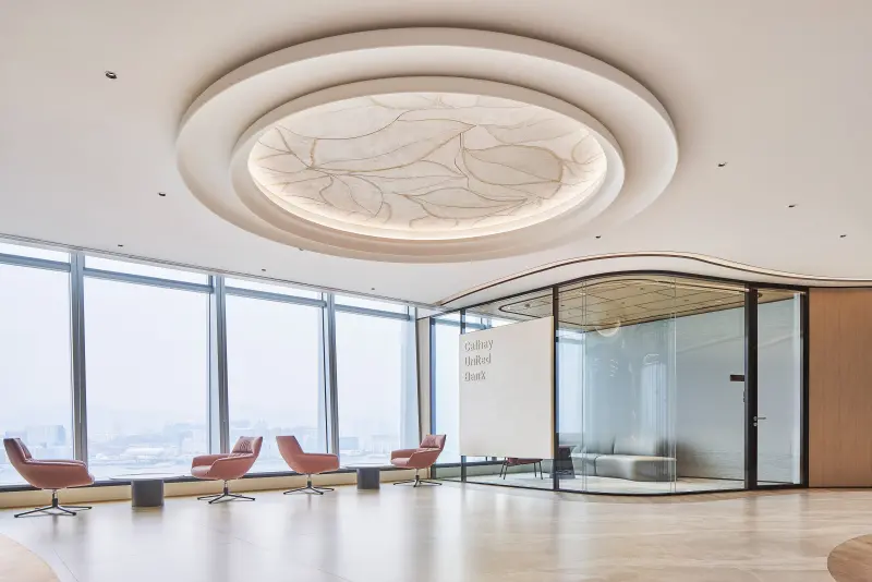    ▲國泰世華香港分行新行舍規劃實用的彈性多元空間，包含員工共享交流空間、包廂式個人辦公電話亭等，營造高效率且友善的工作環境。（圖／國泰世華銀行提供）  