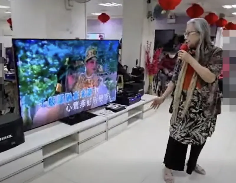 ▲72歲香港演員李楓近況曝光，被目擊住進了養老院享受人生，和昔日破產只能住公園的樣子比起來相差許多。（圖／翻攝自微博）